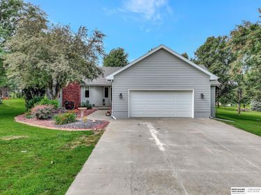 19425 Hilltop Drive , Gretna, NE 68028