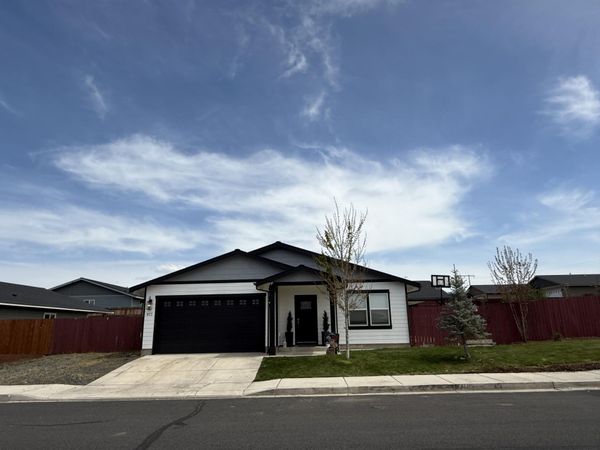 977 SE Strawberry Lane, Madras, OR 97741