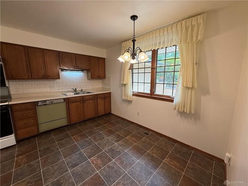 2272 Whispering Willow Circle, Kettering, OH 45440 Photo 11