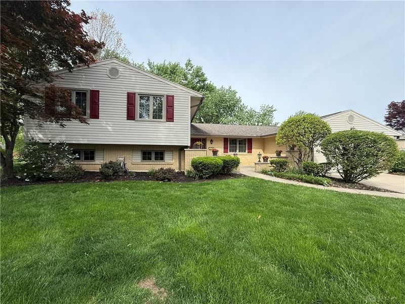 2272 Whispering Willow Circle, Kettering, OH 45440 Photo 2