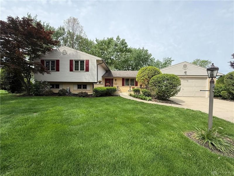 2272 Whispering Willow Circle, Kettering, OH 45440 Photo 4