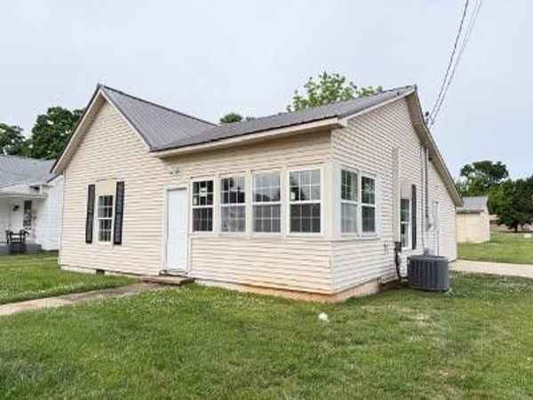 102 Hodges St N, Cowan, TN 37318