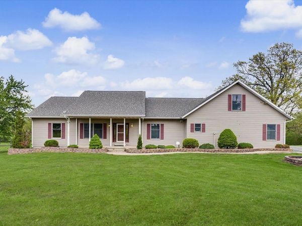 724 E Hilvety Road, Moweaqua, IL 62550