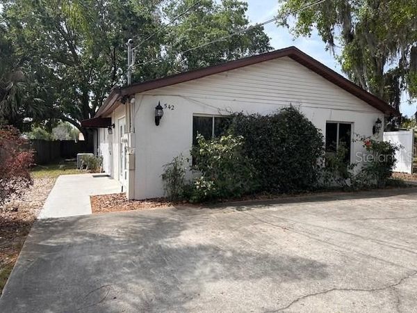 542 E CAROLINE STREET , TAVARES, FL 32778