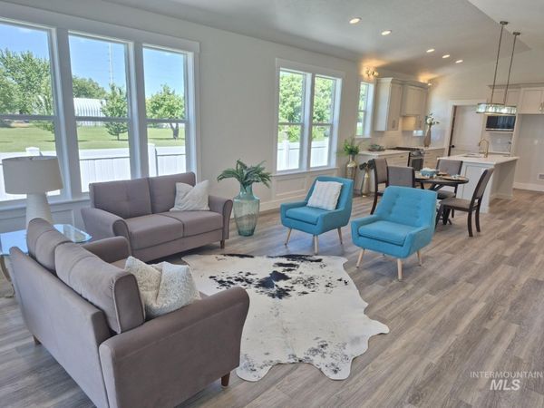 933 S Almond St, Nampa, ID 83686