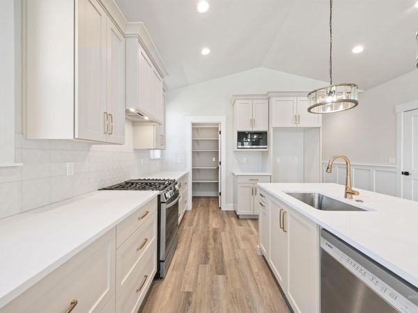 933 S Almond St, Nampa, ID 83686