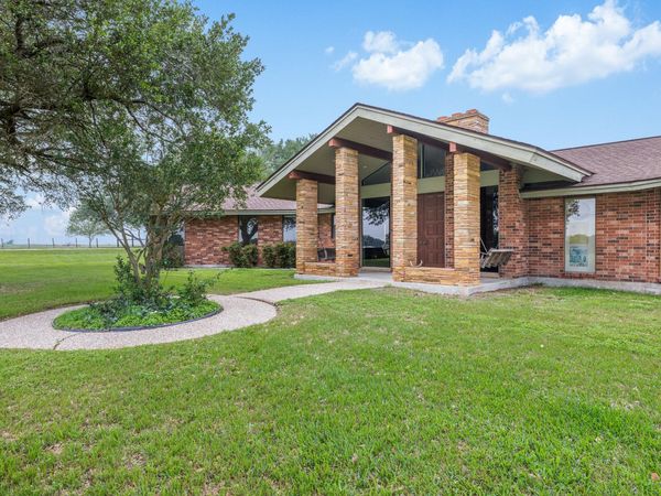 1931 Bruno RD , Schulenburg, TX 78956