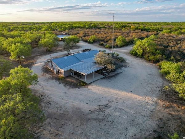 3472 Wilson Rd, Carrizo Springs, TX 78834