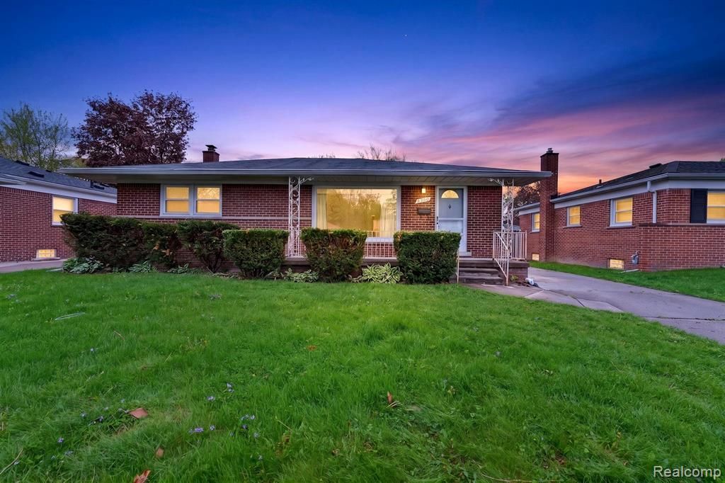 8300 Kinmore Street, Dearborn Heights, MI 48127 Main Photo