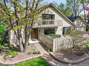 42660 Elizabeth Place, Clinton Twp, MI 48038