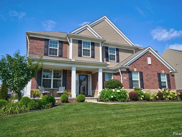 6074 Topaz Circle, Grand Blanc, MI 48439
