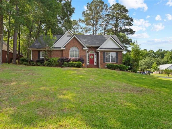 220 Pine Ln., Hattiesburg, MS 39402