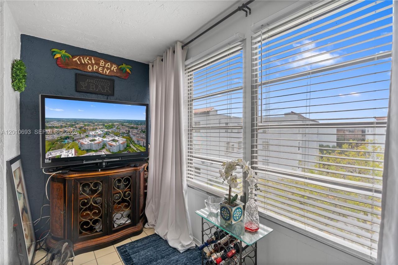 2850 Somerset Dr , Unit 410L, Lauderdale Lakes, FL 33311 Photo