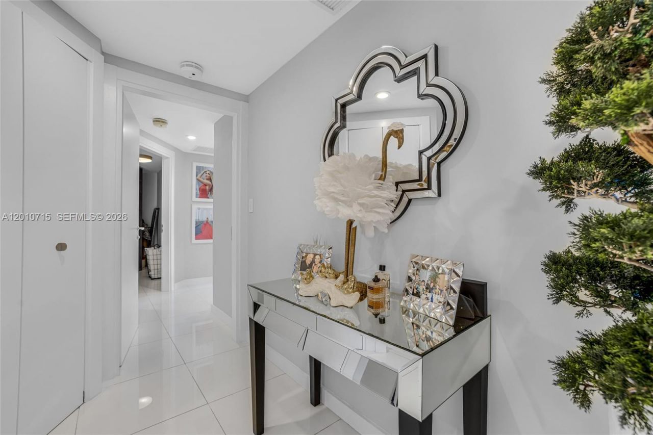 200 Biscayne Boulevard Way , Unit 4401, Miami, FL 33131 Photo