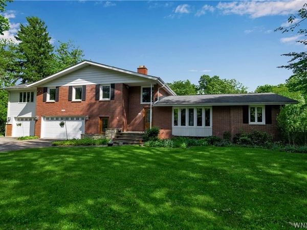 9325 Hunting Valley Road N, Clarence, NY 14031