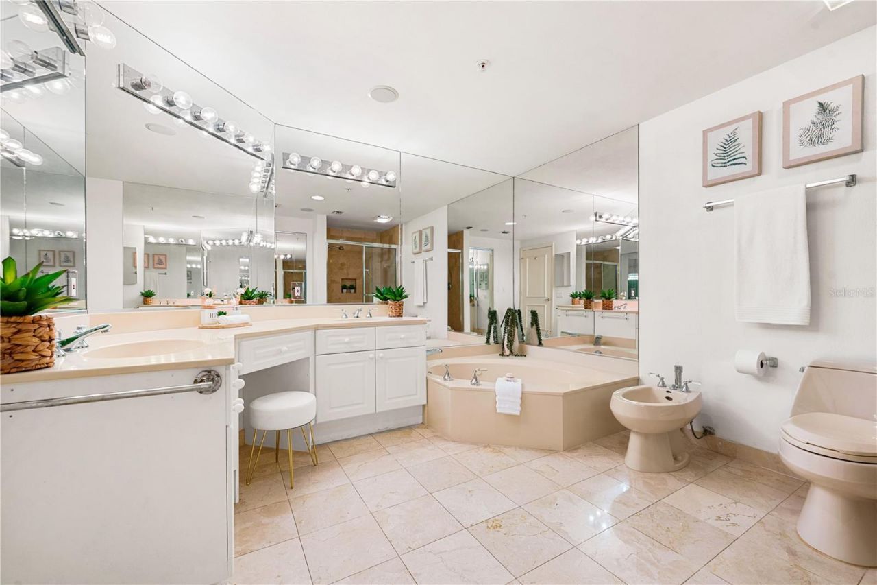 1800 Benjamin Franklin Drive, Unit A905, Sarasota, FL 34236 Photo
