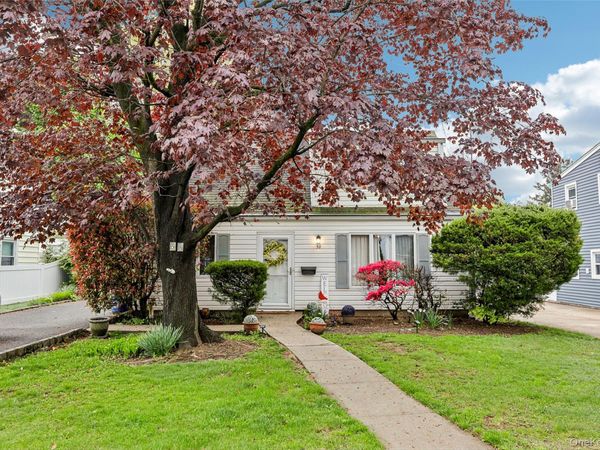 58 Oxford Street , Roslyn Heights, NY 11577
