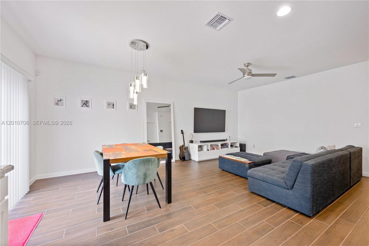 1106 NW 40th Ter, Lauderhill, FL 33313 Photo