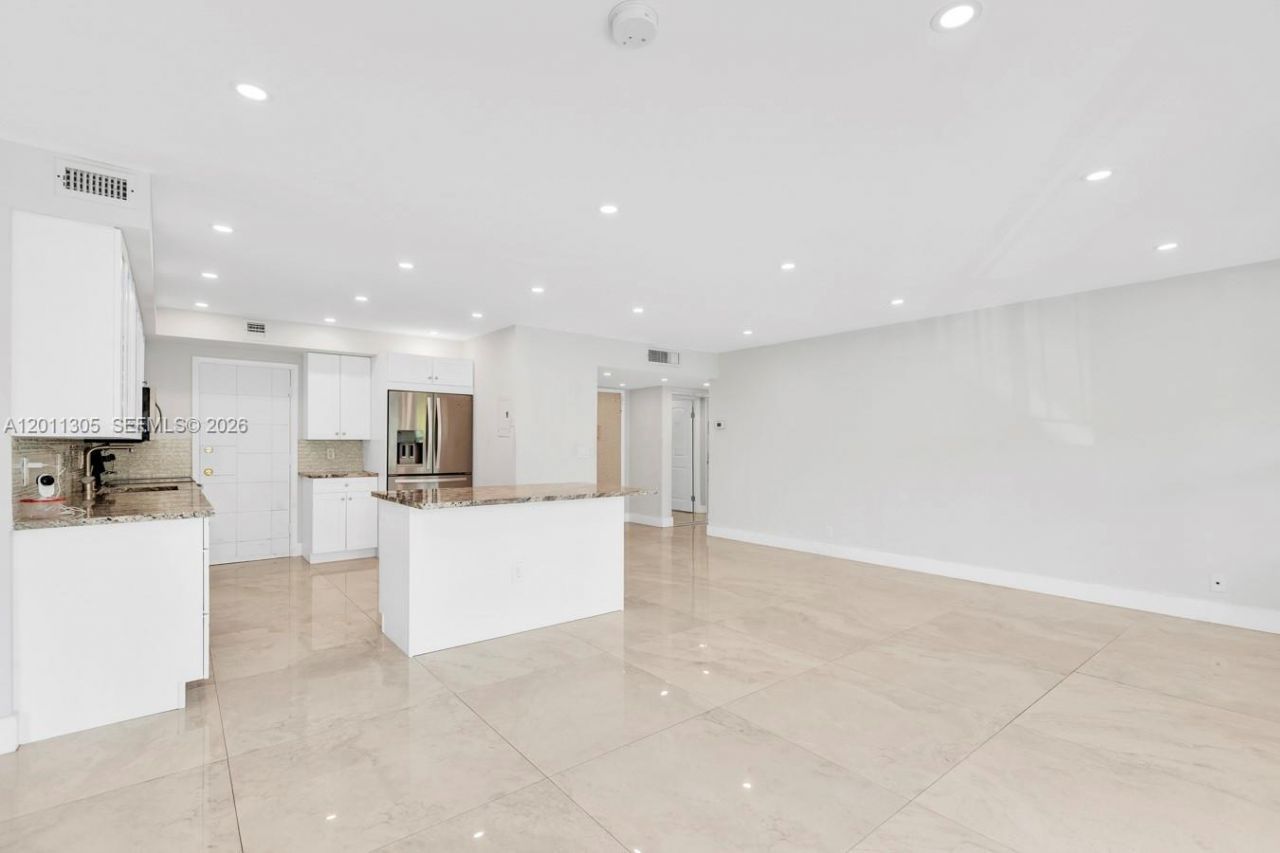 300 Diplomat Pkwy , Unit 204, Hallandale Beach, FL 33009 Photo