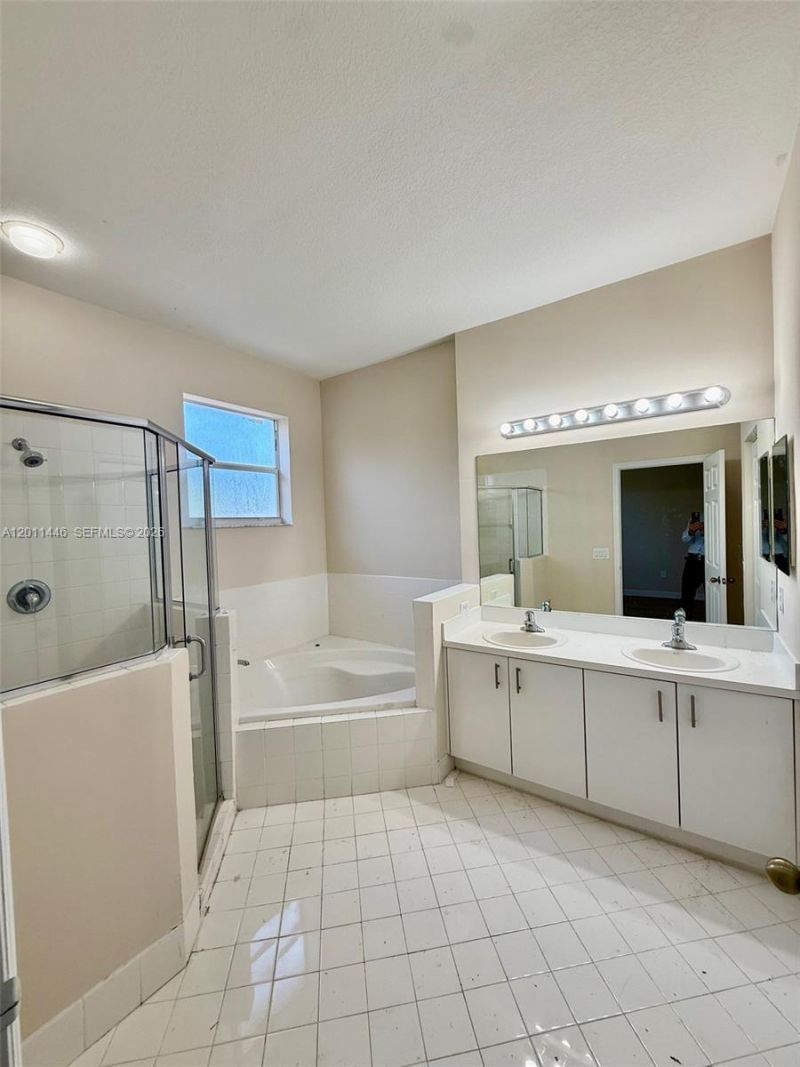 9261 SW 220th Ter, Cutler Bay, FL 33190 Photo
