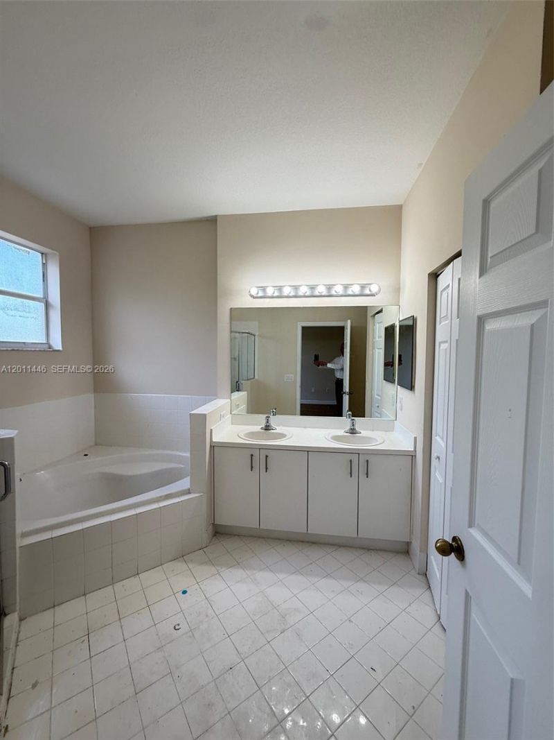 9261 SW 220th Ter, Cutler Bay, FL 33190 Photo