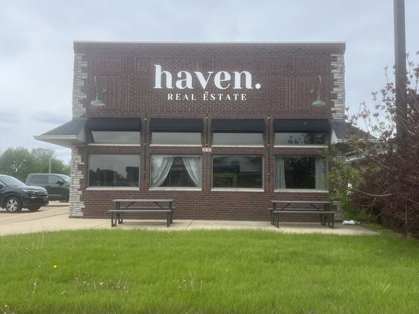 230 S 9th Avenue, Eldridge, IA 52748
