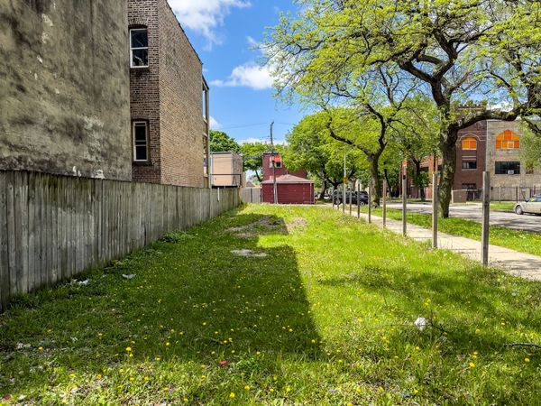 856 N Avers Avenue , Chicago, IL 60651