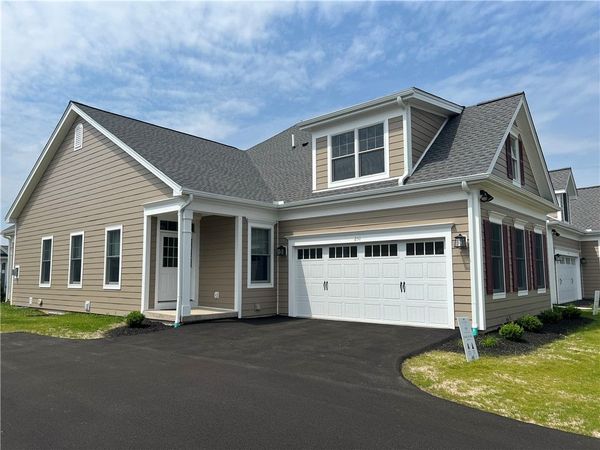 251 Bretlyn Cir , Rochester, NY 14618
