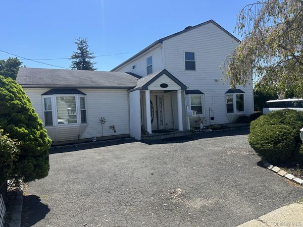 1 Hamlet Road , Levittown, NY 11756