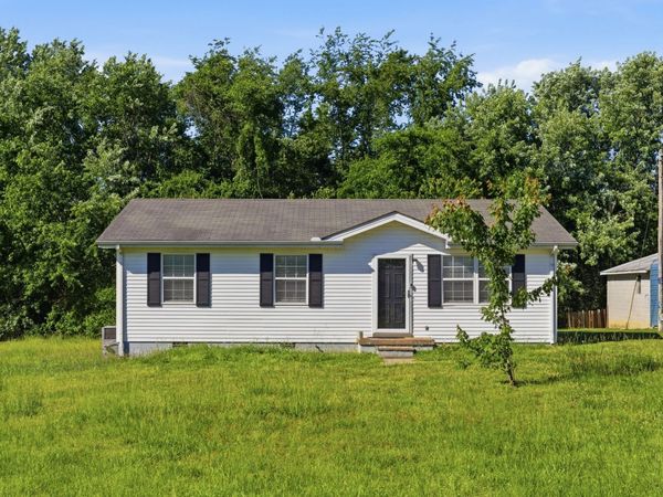 1040 Rebecca Dr, Burns, TN 37029