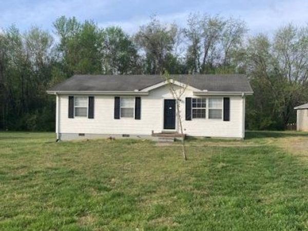1040 Rebecca Dr , Burns, TN 37029