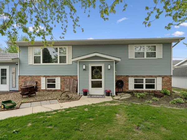 255 7th Street , Jesup, IA 50648