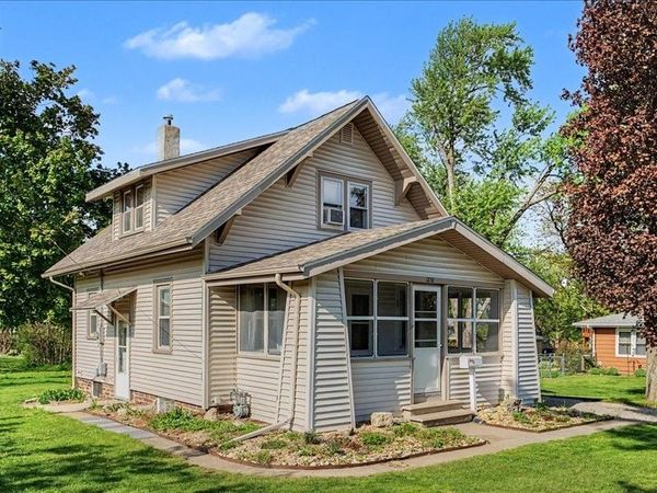 1230 30th St NE, Cedar Rapids, IA 52403