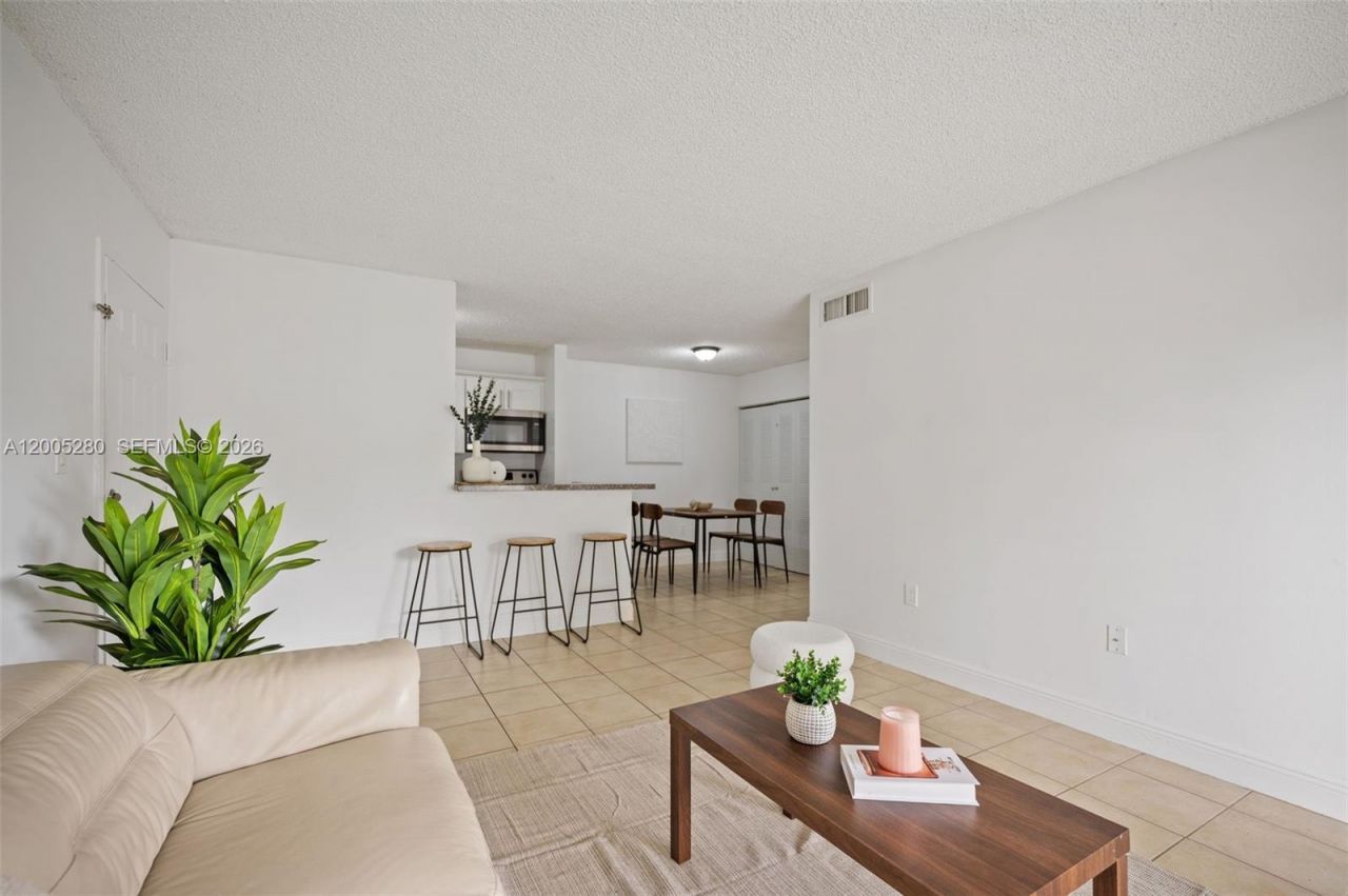7195 NW 179th St, Unit 106, Hialeah, FL 33015 Photo
