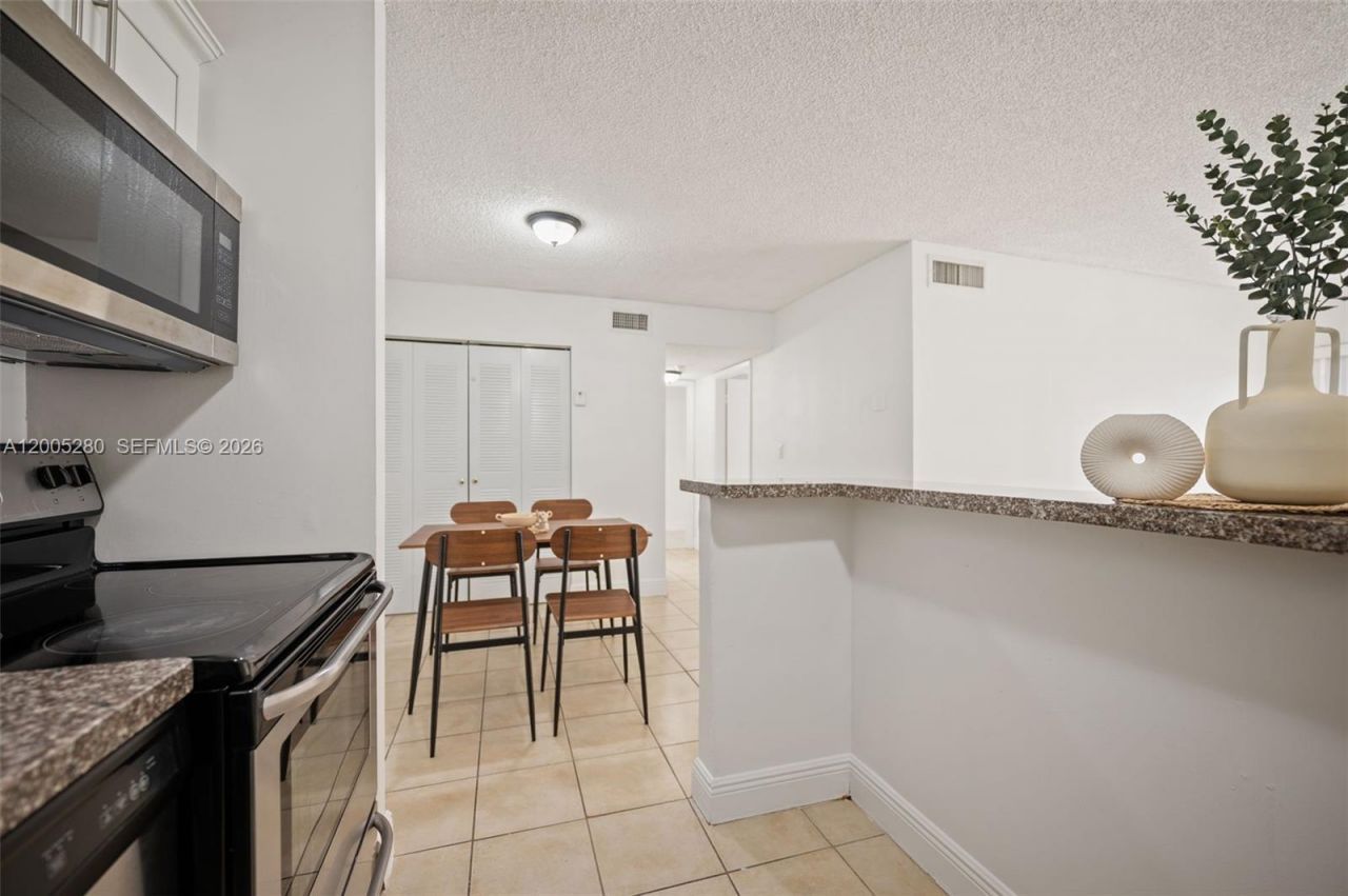7195 NW 179th St, Unit 106, Hialeah, FL 33015 Photo