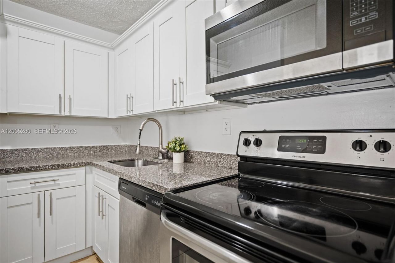 7195 NW 179th St, Unit 106, Hialeah, FL 33015 Photo