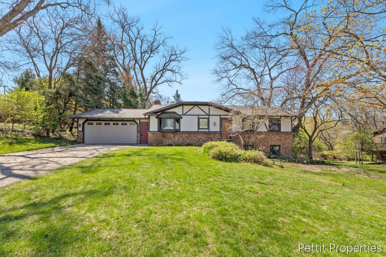 2160 Fox Ridge Drive Ne, Grand Rapids, MI 49505 Main Photo