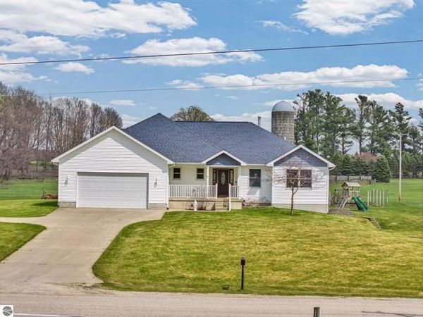 8965 S 35 Road, Cadillac, MI 49601