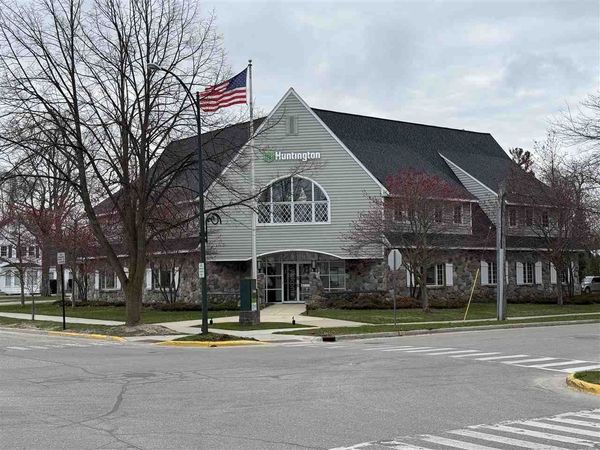 201 State St, Unit 10, Charlevoix, MI 49720