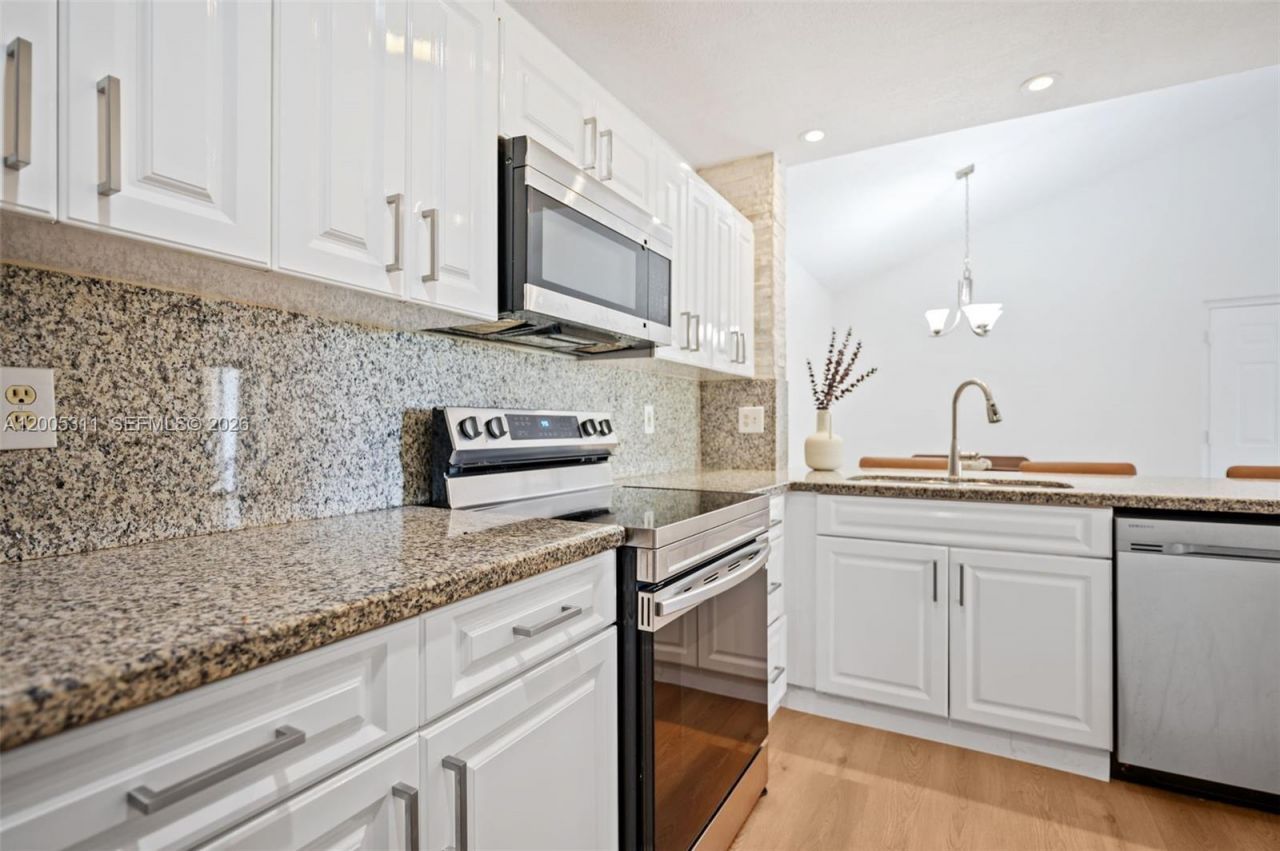 18880 NW 57th Ave, Unit 301, Hialeah, FL 33015 Photo