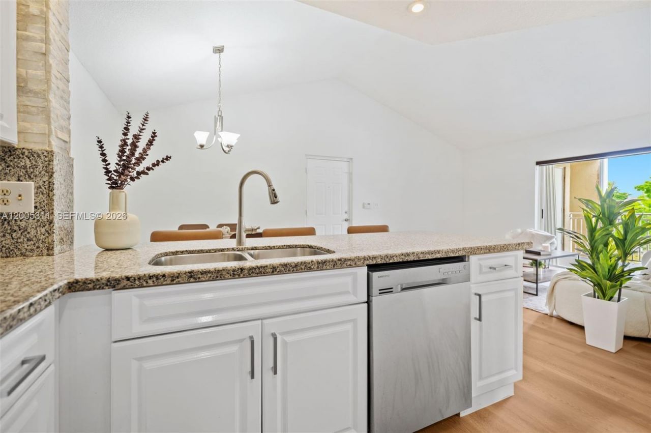18880 NW 57th Ave, Unit 301, Hialeah, FL 33015 Photo