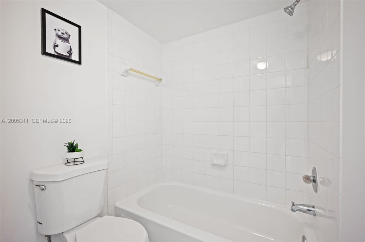18880 NW 57th Ave, Unit 301, Hialeah, FL 33015 Photo