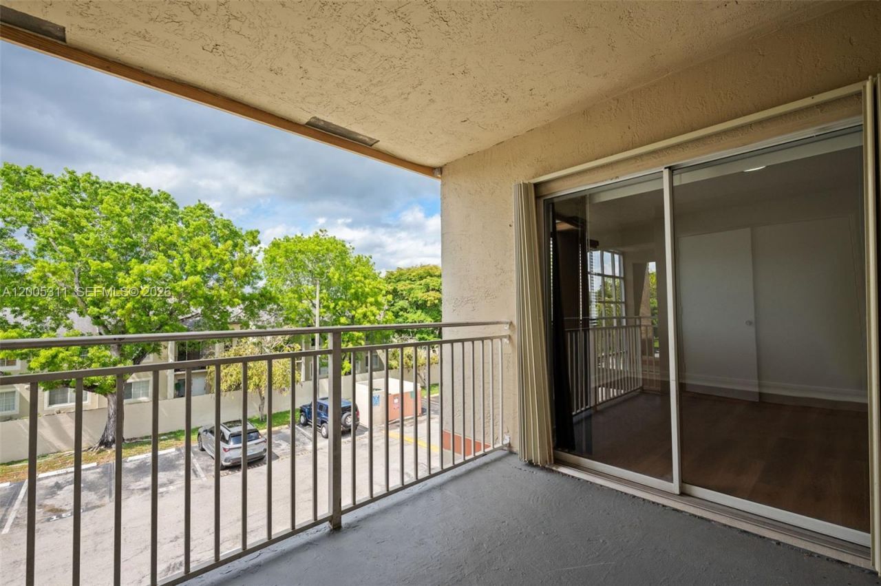 18880 NW 57th Ave, Unit 301, Hialeah, FL 33015 Photo