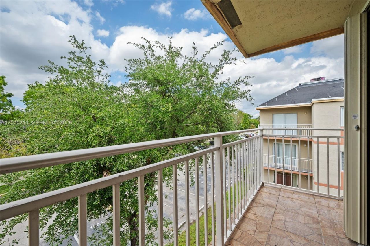 18880 NW 57th Ave, Unit 301, Hialeah, FL 33015 Photo