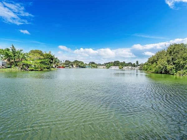 1020 SW 8th St , Hallandale Beach, FL 33009