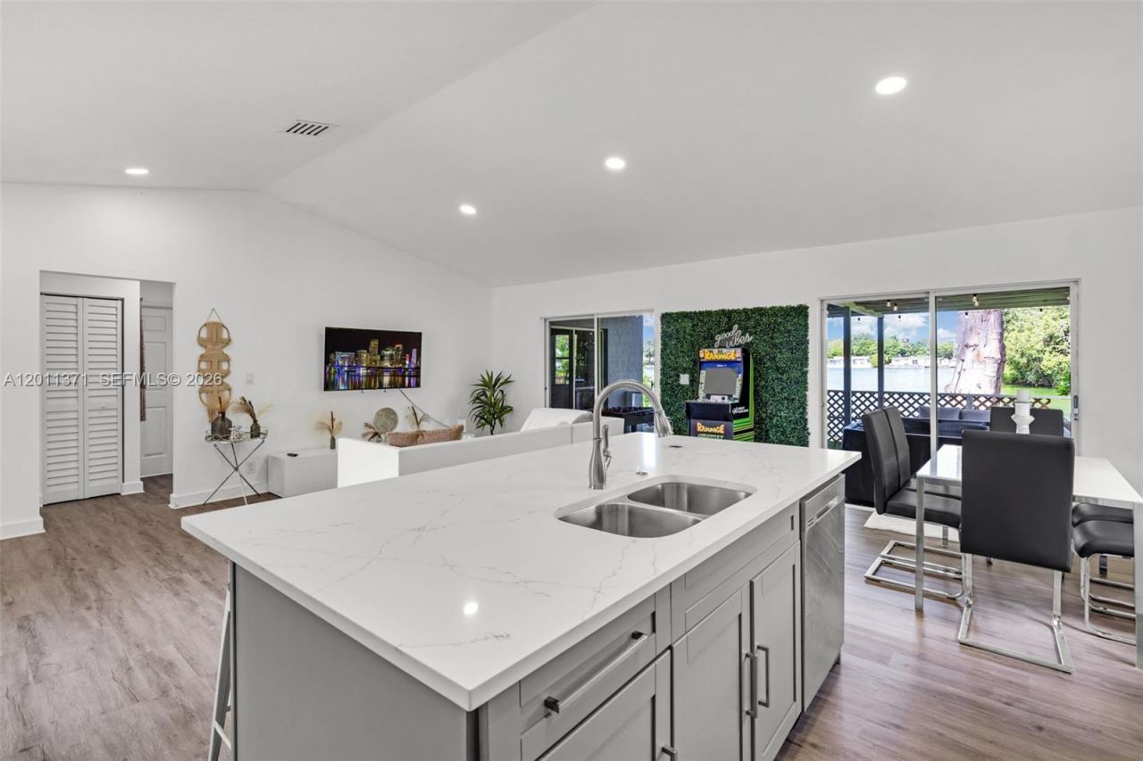 1020 SW 8th St , Hallandale Beach, FL 33009 Photo