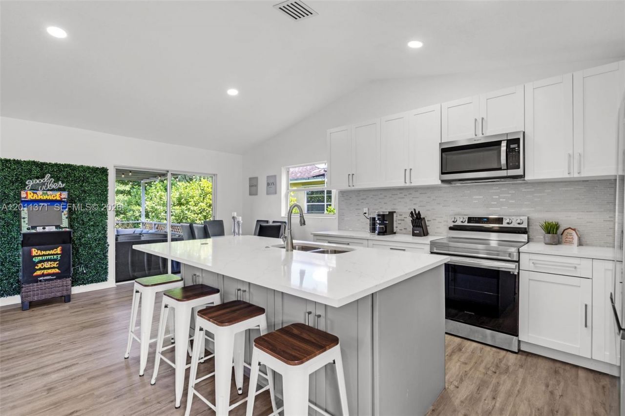 1020 SW 8th St , Hallandale Beach, FL 33009 Photo