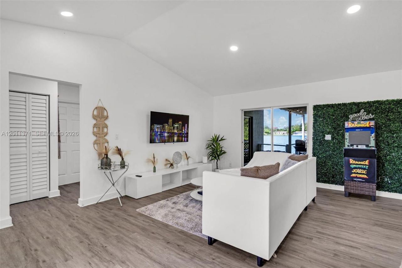 1020 SW 8th St , Hallandale Beach, FL 33009 Photo