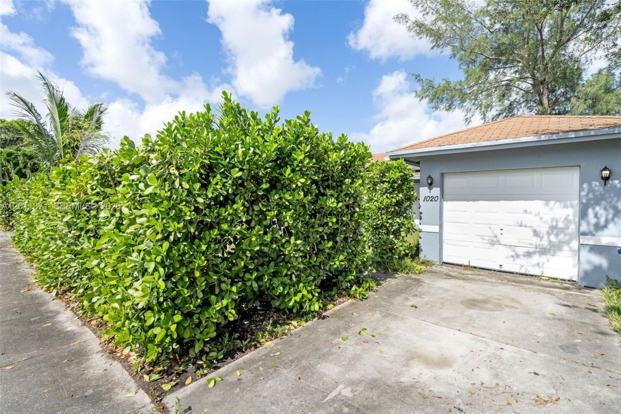 1020 SW 8th St , Hallandale Beach, FL 33009 Photo