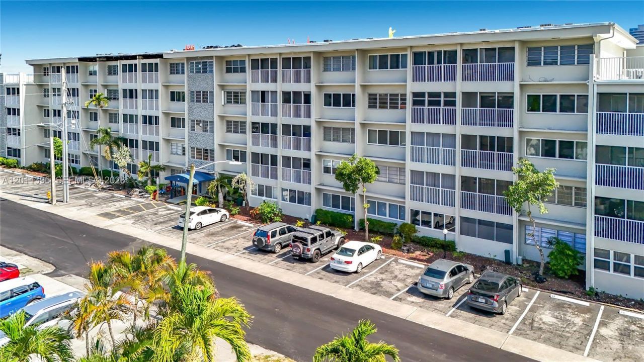 330 SE 2nd St , Unit 305E, Hallandale Beach, FL 33009 Photo